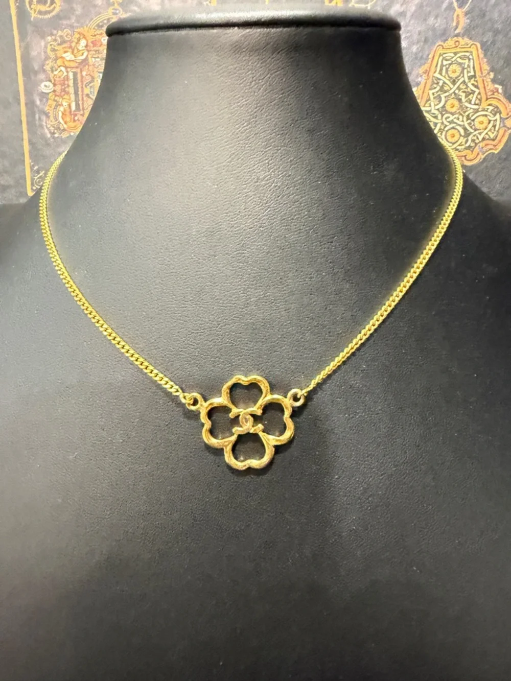 CHANEL 1983 Four Leaf Clover Cutout CC Logo Choker Necklace - Picture 2 of 7
